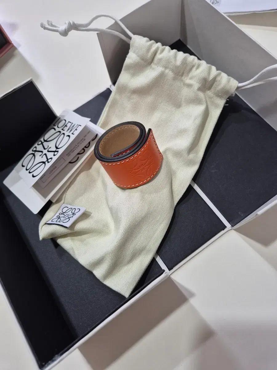 로에베 아나그램 슬랩 팔찌