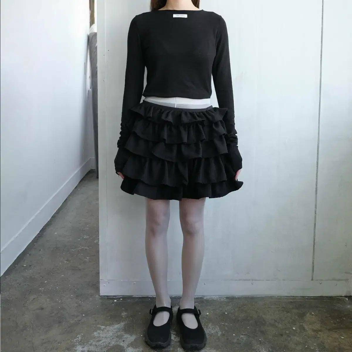 순지 soonji HEAVY FLARE SKIRT IN BLACK