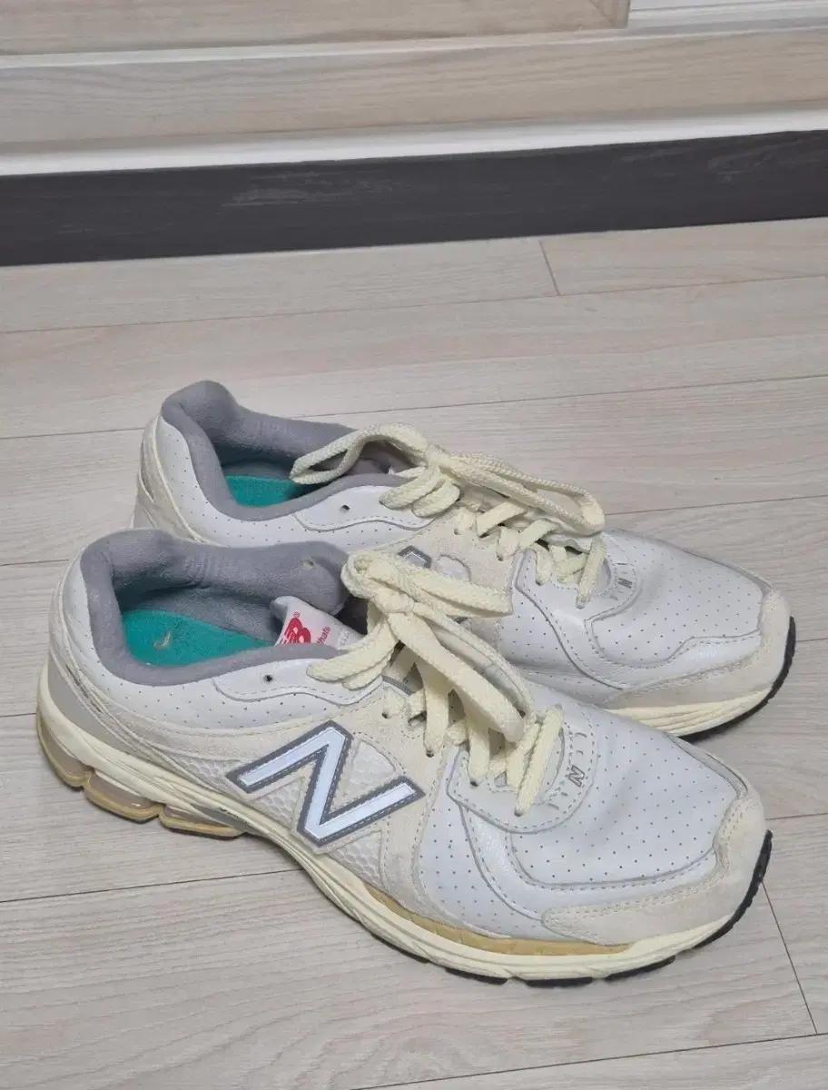 뉴발란스x디스이즈네버댓 860v2 화이트 285사이즈 판매합니다.