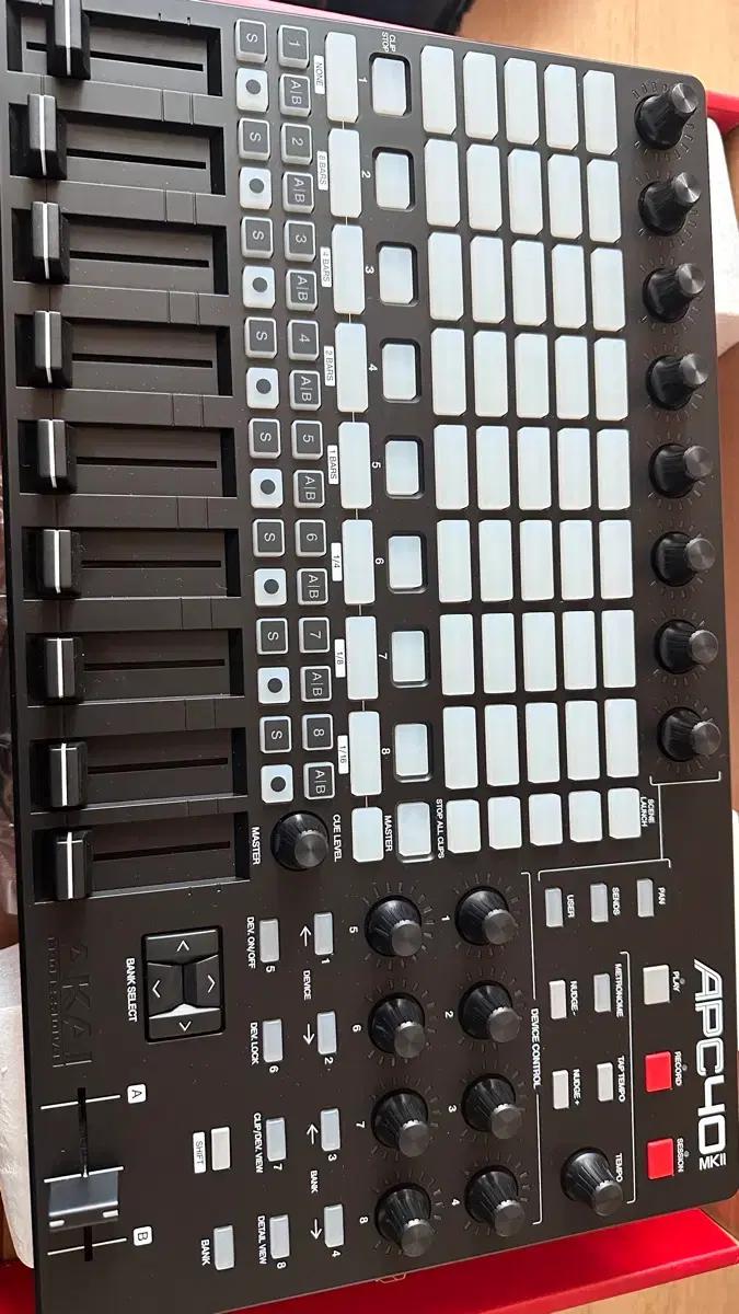 AKAI APC40 MKII 컨트롤러