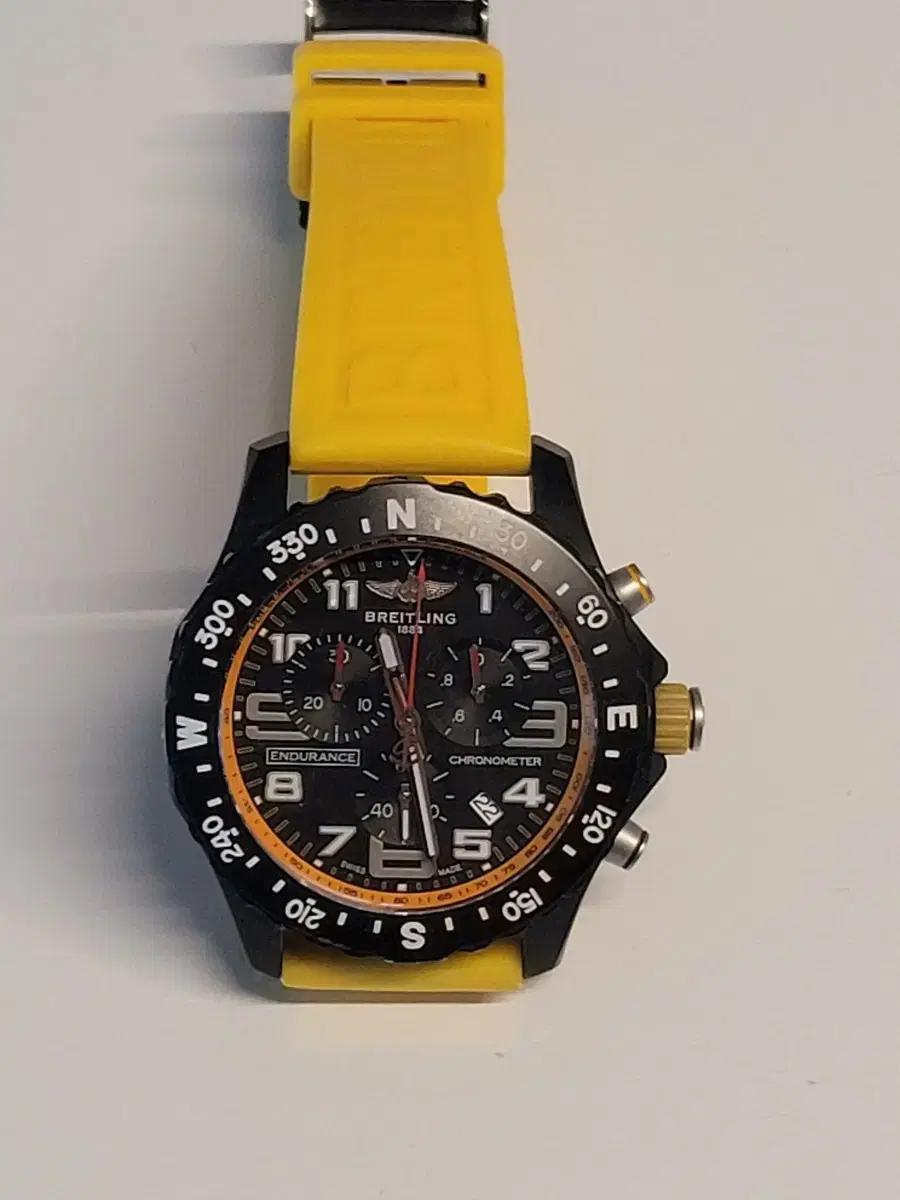 **브라이틀링(Breitling)**의 스포티한 라인업인 인듀어런스 프