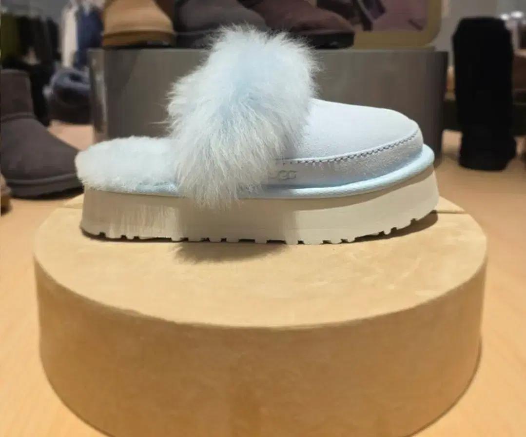 어그(ugg) 디스케트 스카이블루 슬리퍼 플랫폼