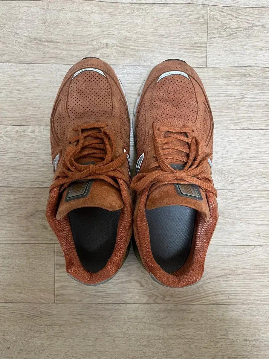 뉴발란스 990 v4