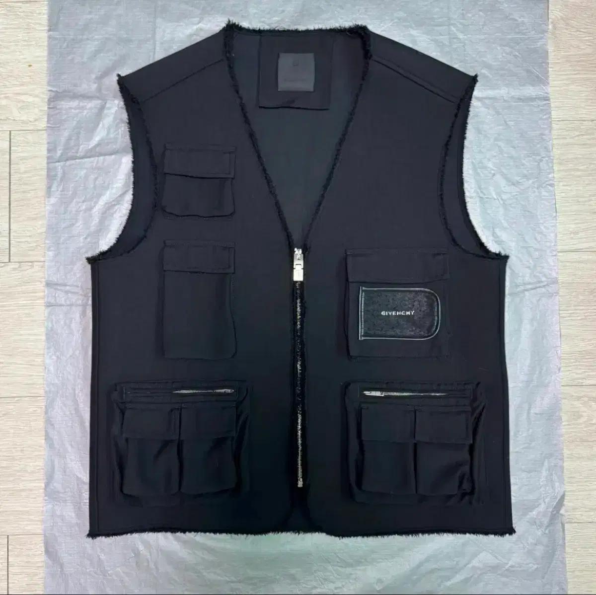 Givenchy 테크니컬 베스트 52 (110,XXL)