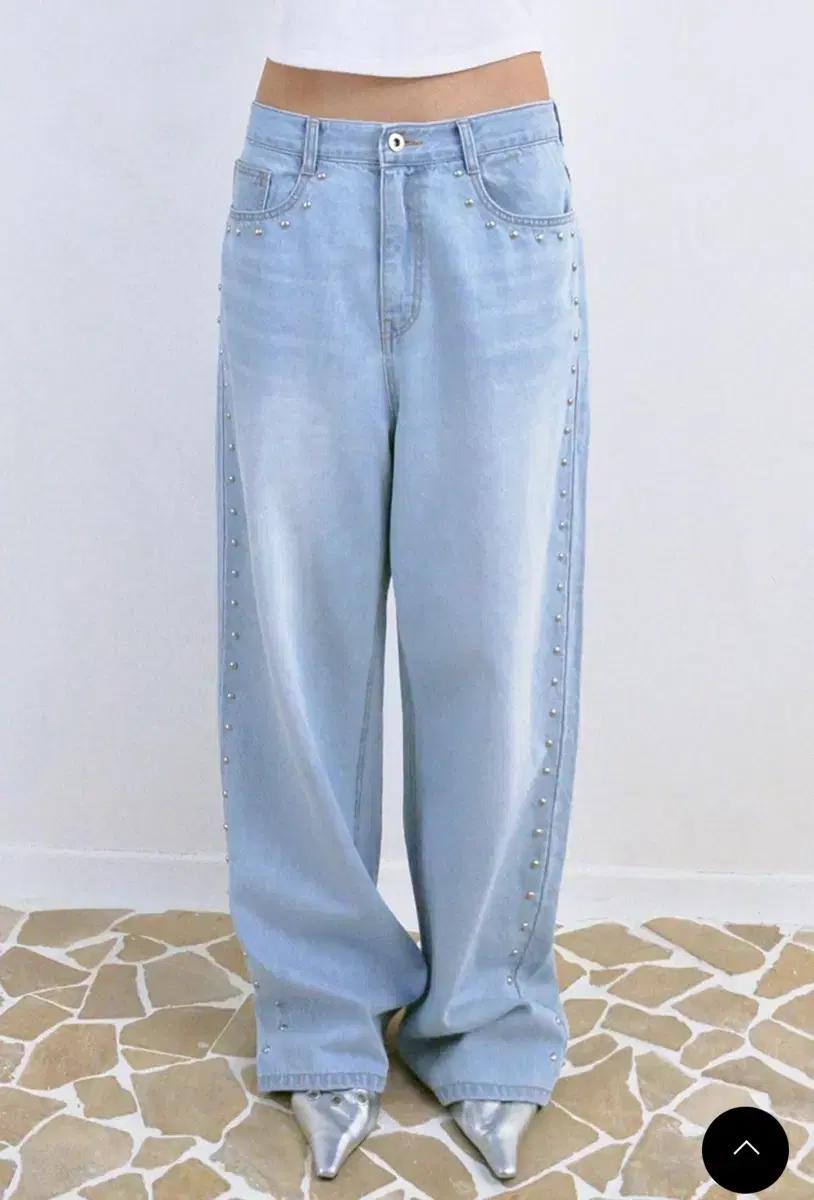 폴리수엠 SS STUDDED WASHED JEANS (LIGHT BLUE
