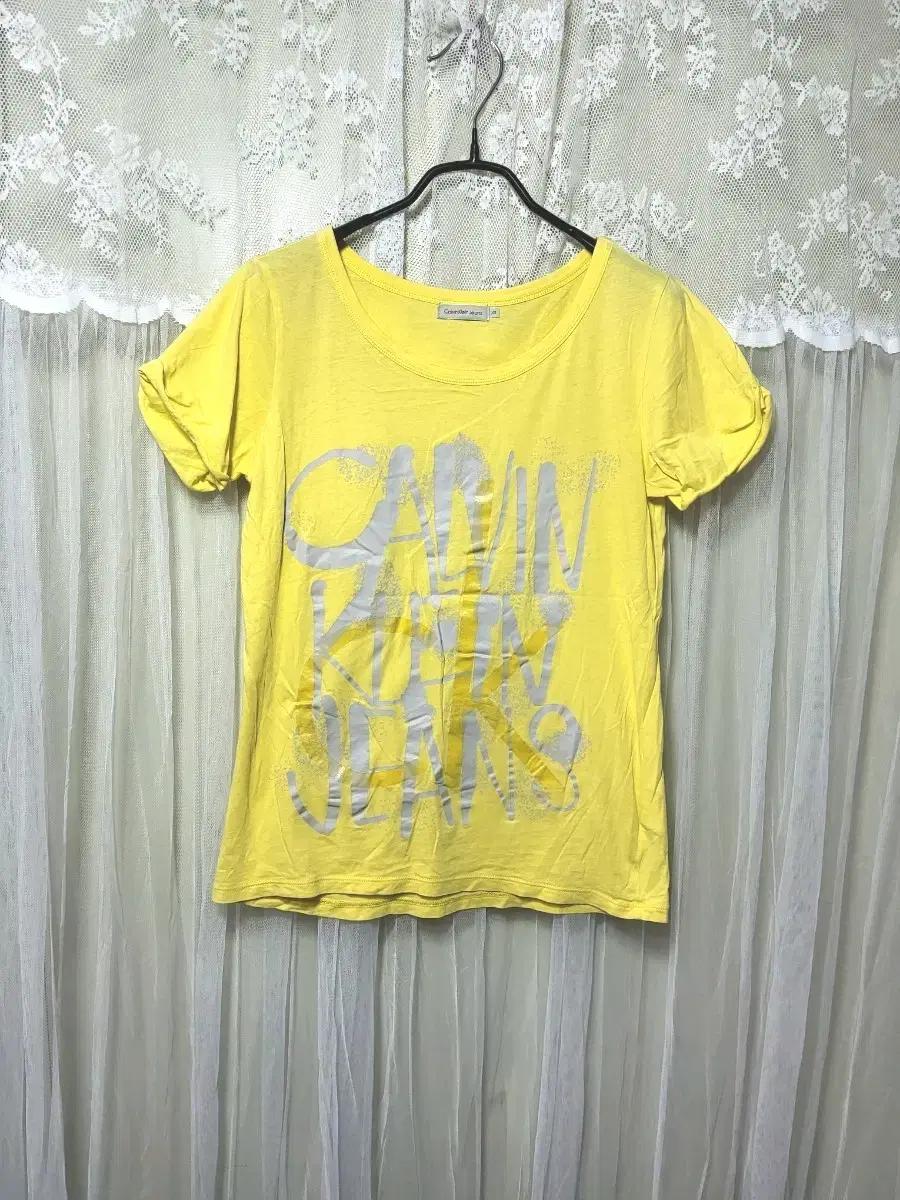 Calvin Klein Jeans의 노란색 티셔츠