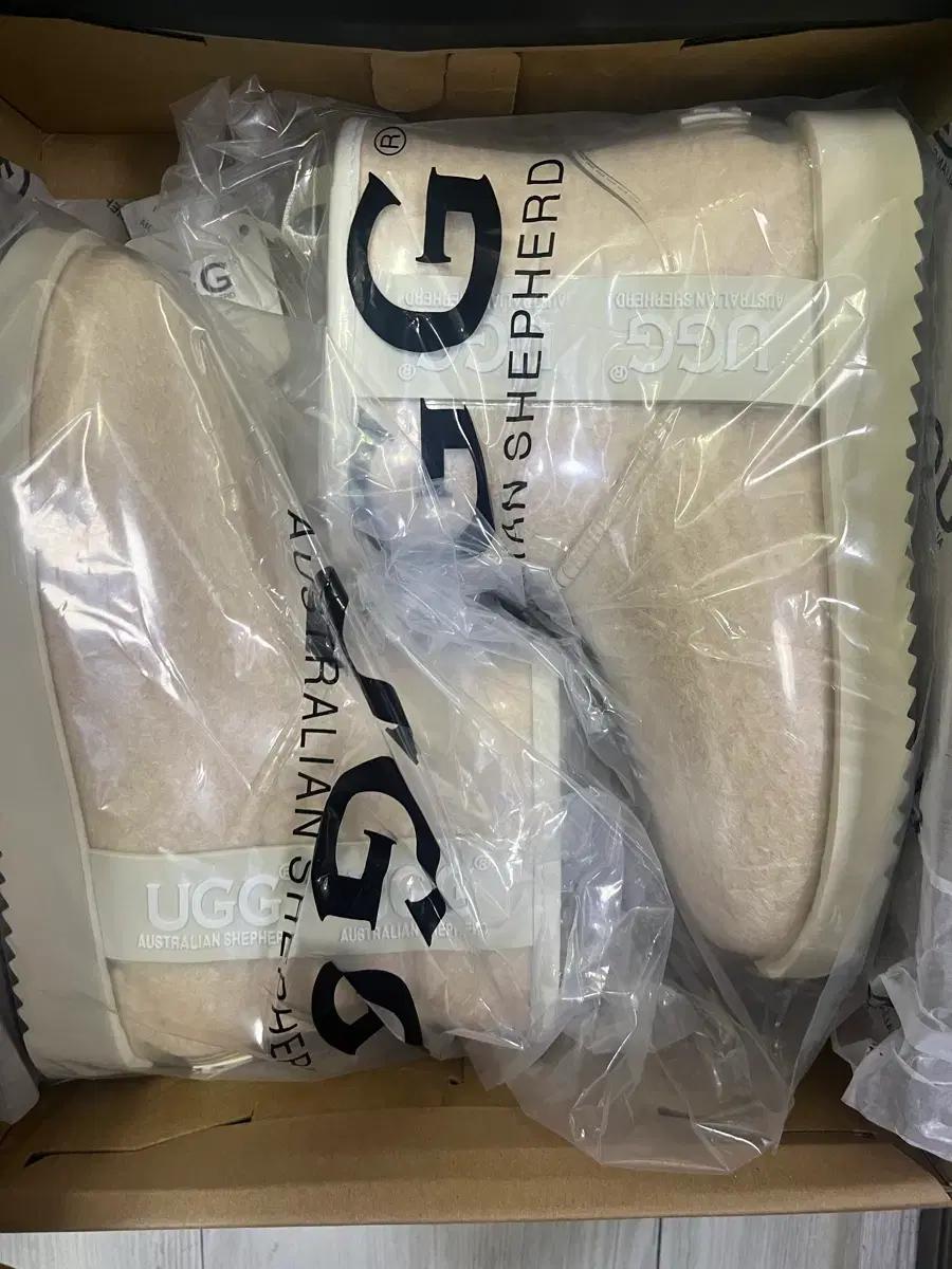 UGG 어그 클리어 코티드 클래식 부츠 크림 38