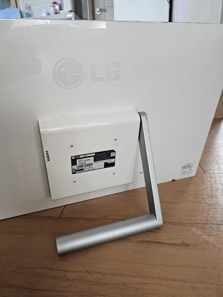 LG 화이트 모니터