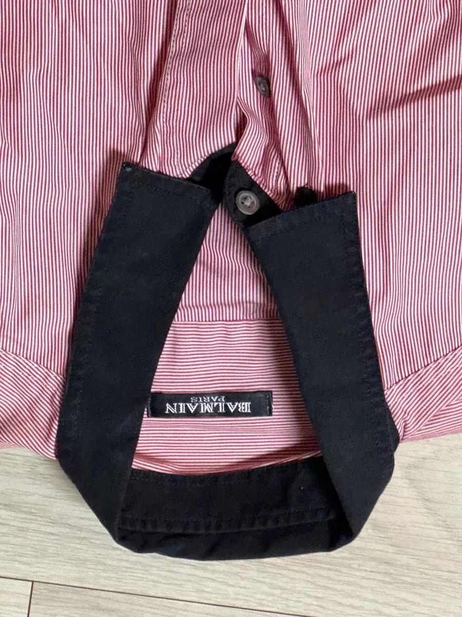 발망(BALMAIN PARIS) 레드 스트라이프 블랙 배색 셔츠 판매