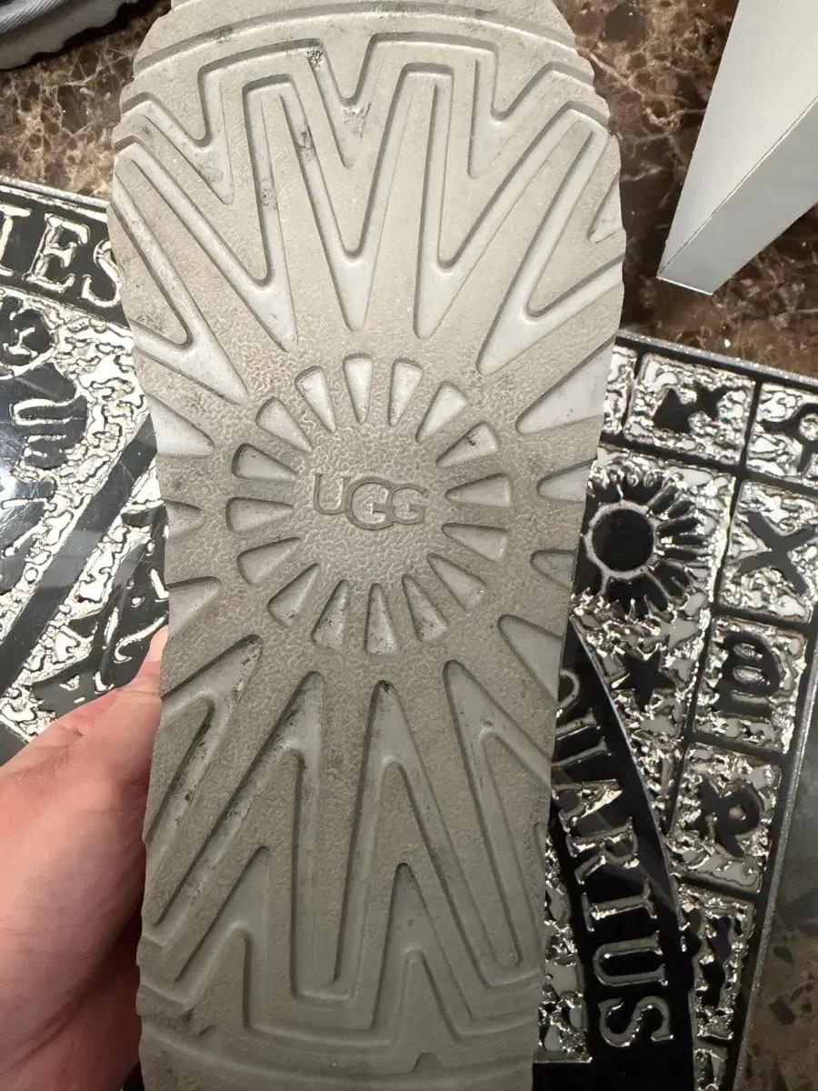 UGG X PALACE 타스만 슬리퍼 블랙 기모