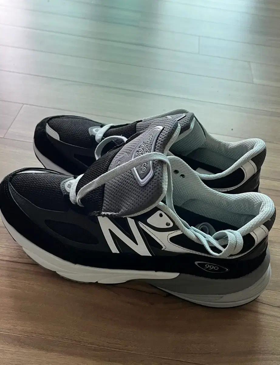 뉴발란스 990 V6 블랙/us 사이즈 10.5 / 한국사이즈 285mm
