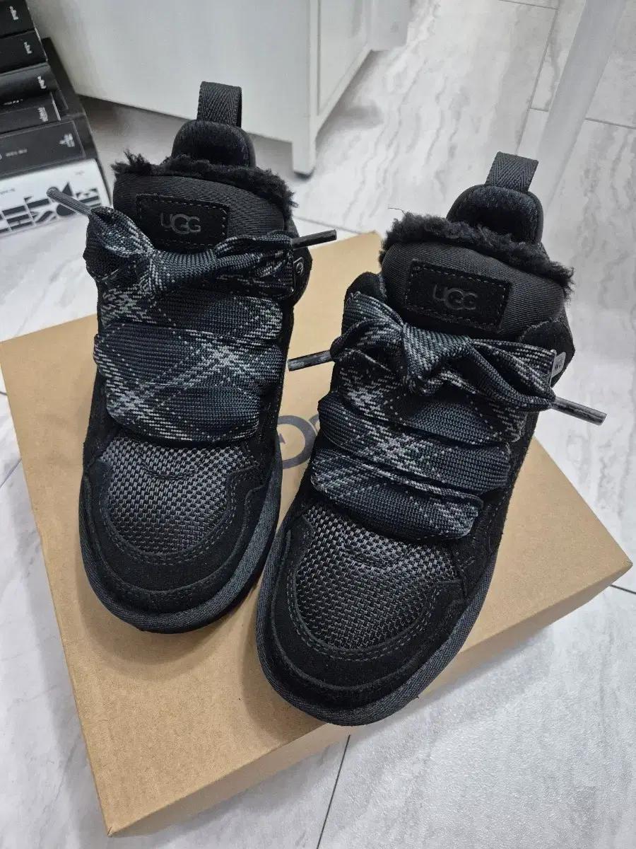 ugg 어그 로우멜 스니커즈  lowmel 블랙 7  사이즈 어그부츠