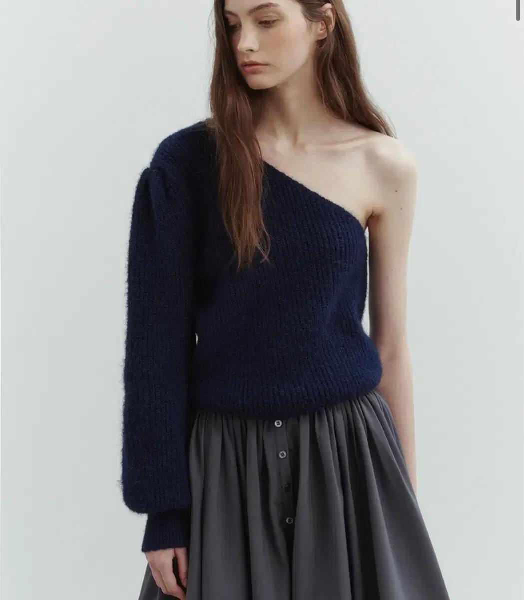 더티스 ONE-SHOULDER WOOL KNIT