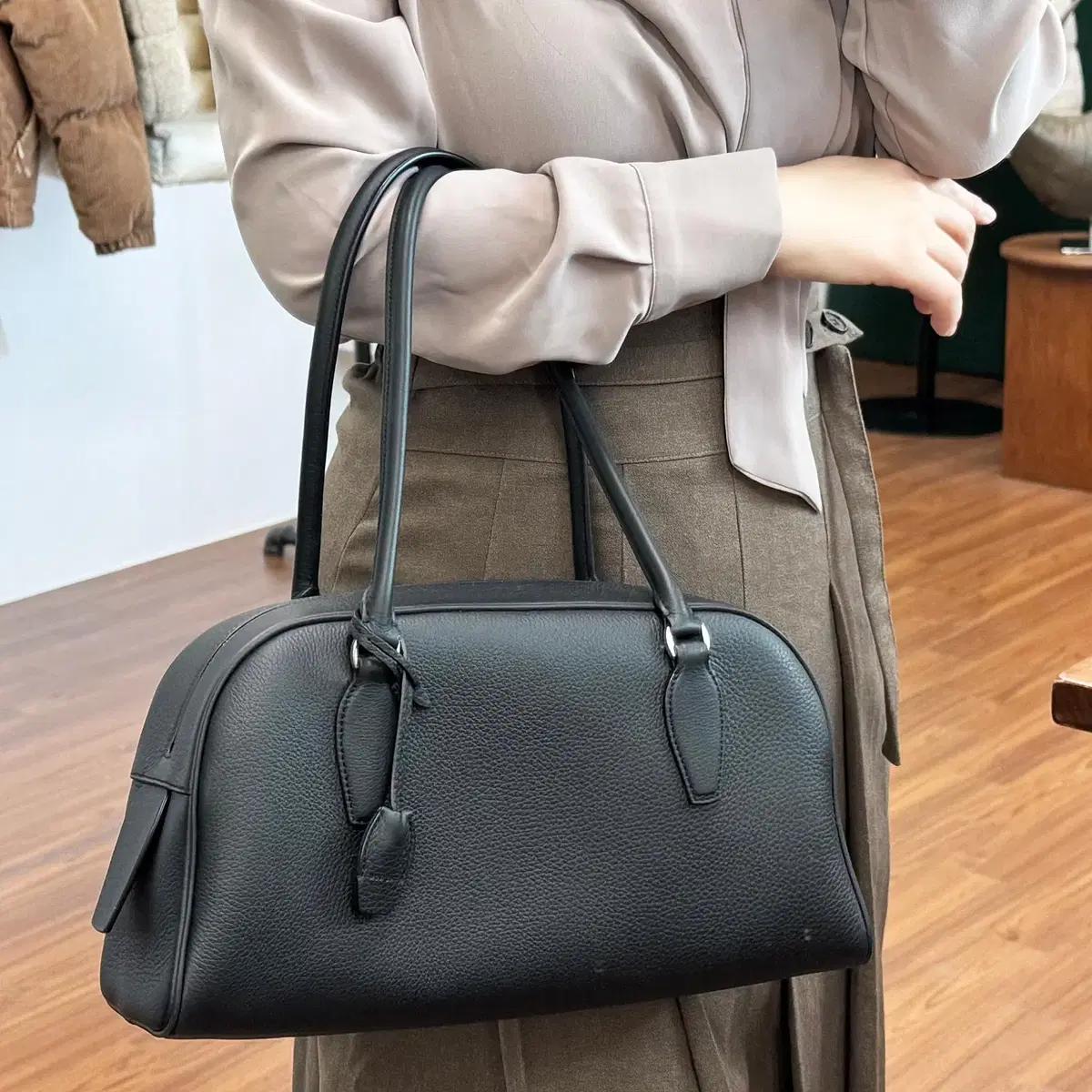 25FW 더로우 EW INDIA 레더 백 블랙 W1936L129BASF