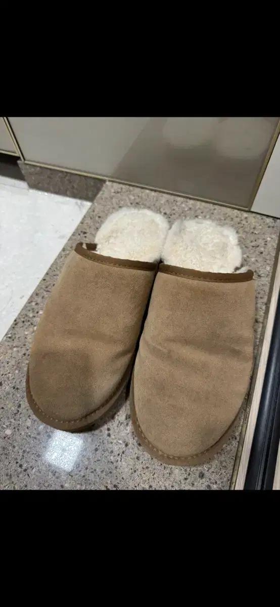 UGG 어그 슬리퍼 브라운