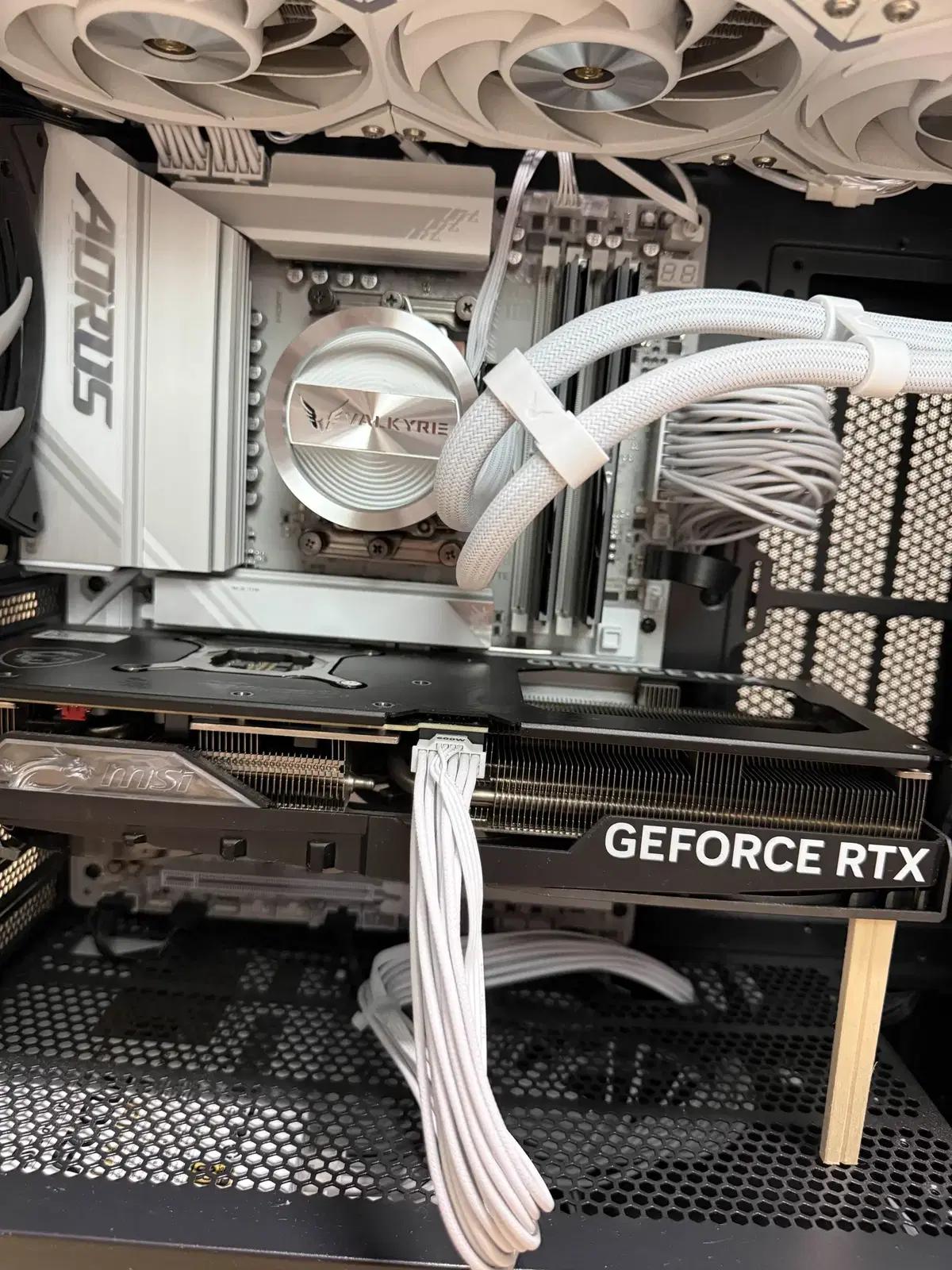9800X3D 4070TI SUPER 본체