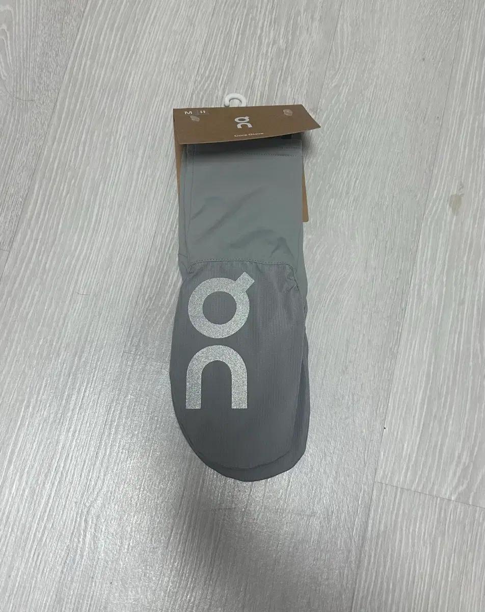 On Running 코어 글로브 M 사이즈