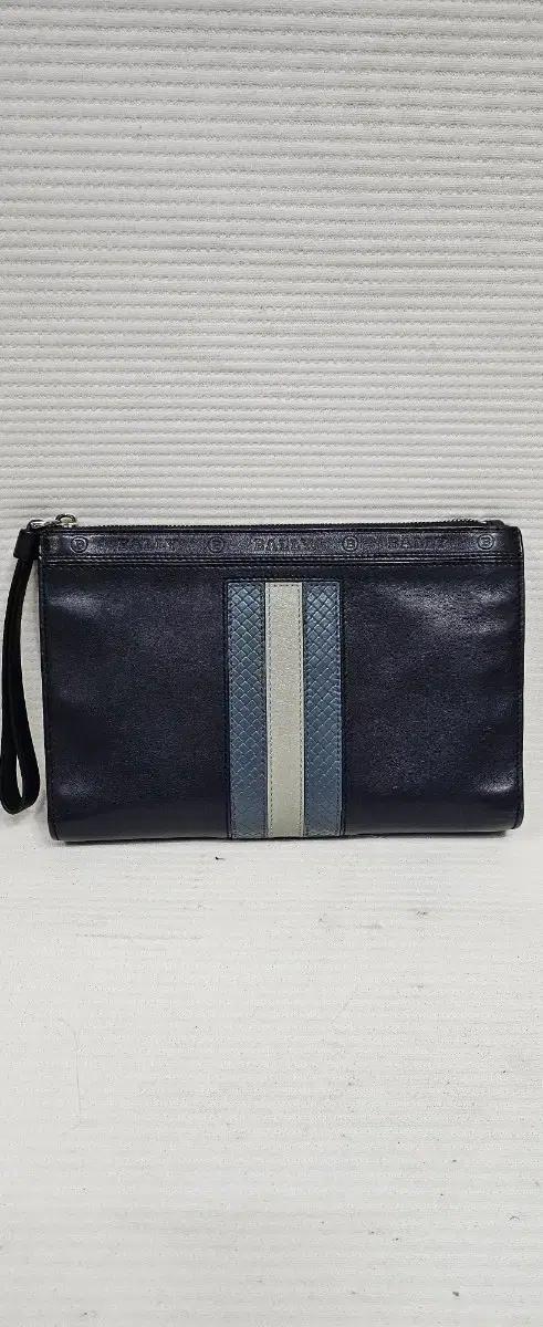 BALLY 발리 HAIG 스트랩 레더 클러치백. 손가방
