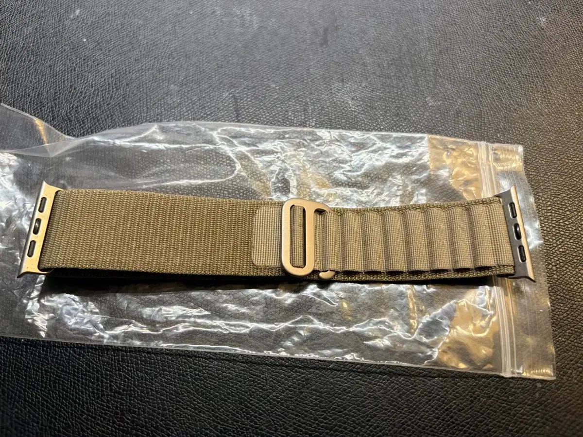 애플워치 알파인루프 디자인 스트랩 M 41mm 판매합니다.