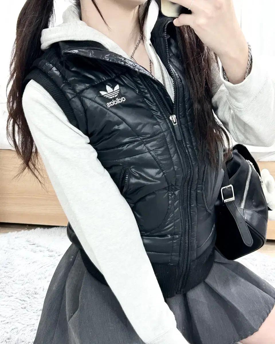 아디다스 실버로고 블랙 삼선 조끼패딩