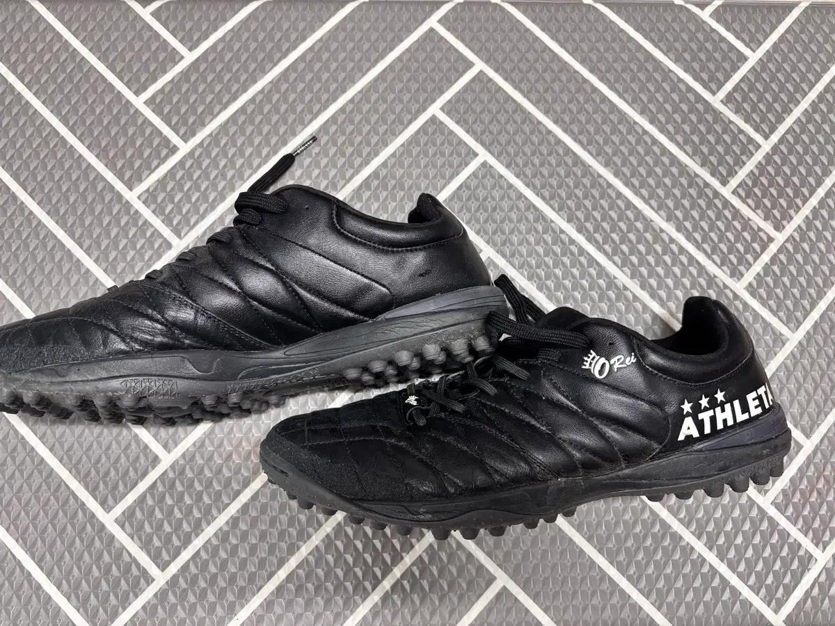 ATHLETA 검정색 풋살화 280mm