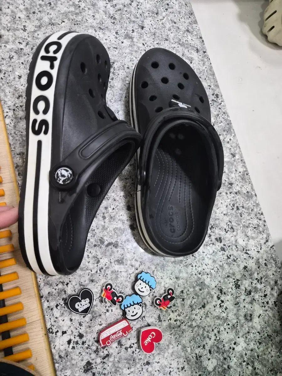 크록스 바야 밴드 클로그 블랙 + 지비츠