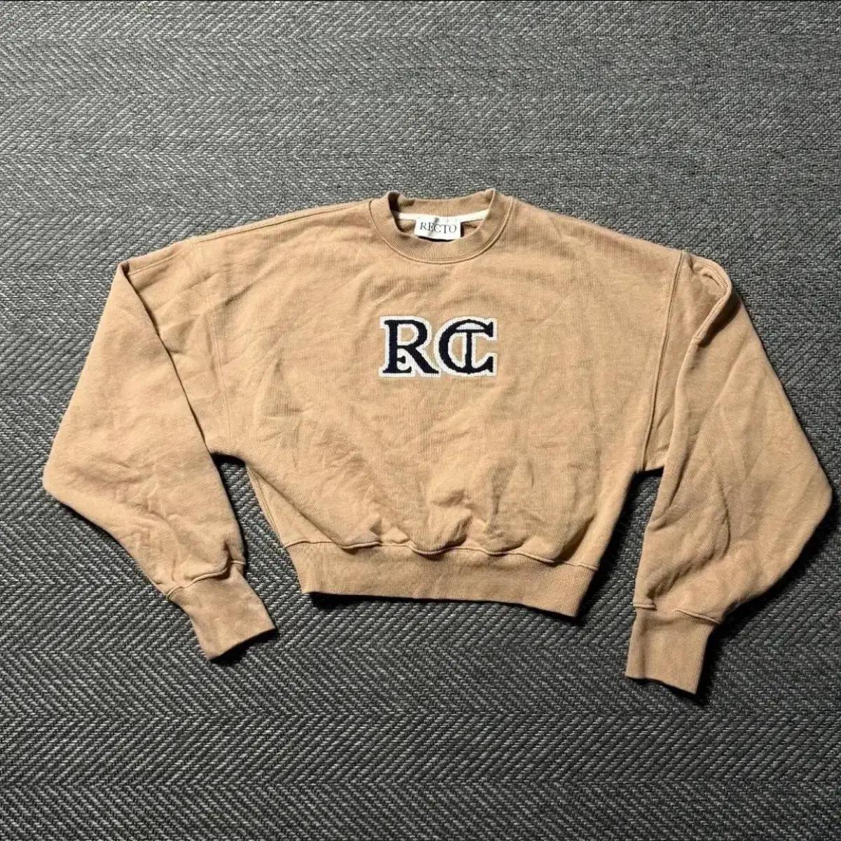 렉토 RC 로고 크롭 베이지 맨투맨 OS