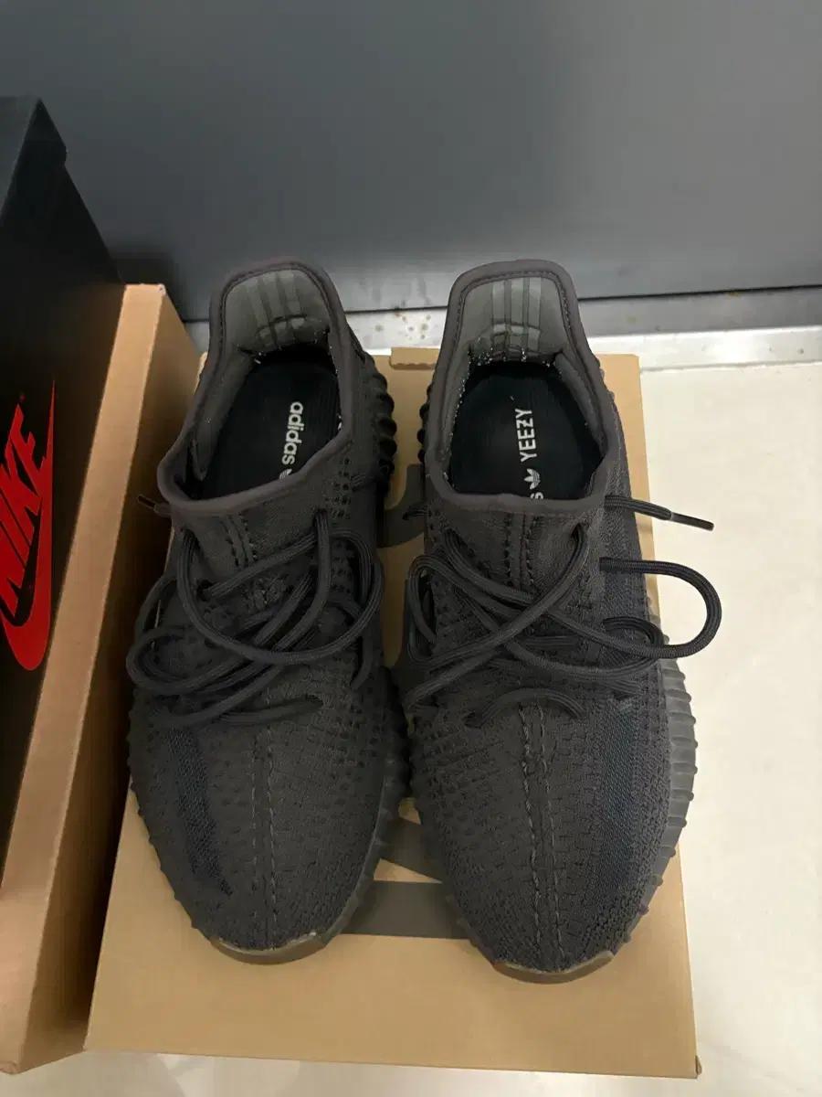 아디다스 이지부스트 350 V2 다크 그레이 270