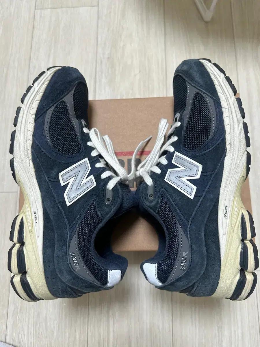 뉴발란스 2002R 이클립스캐슬락 240mm