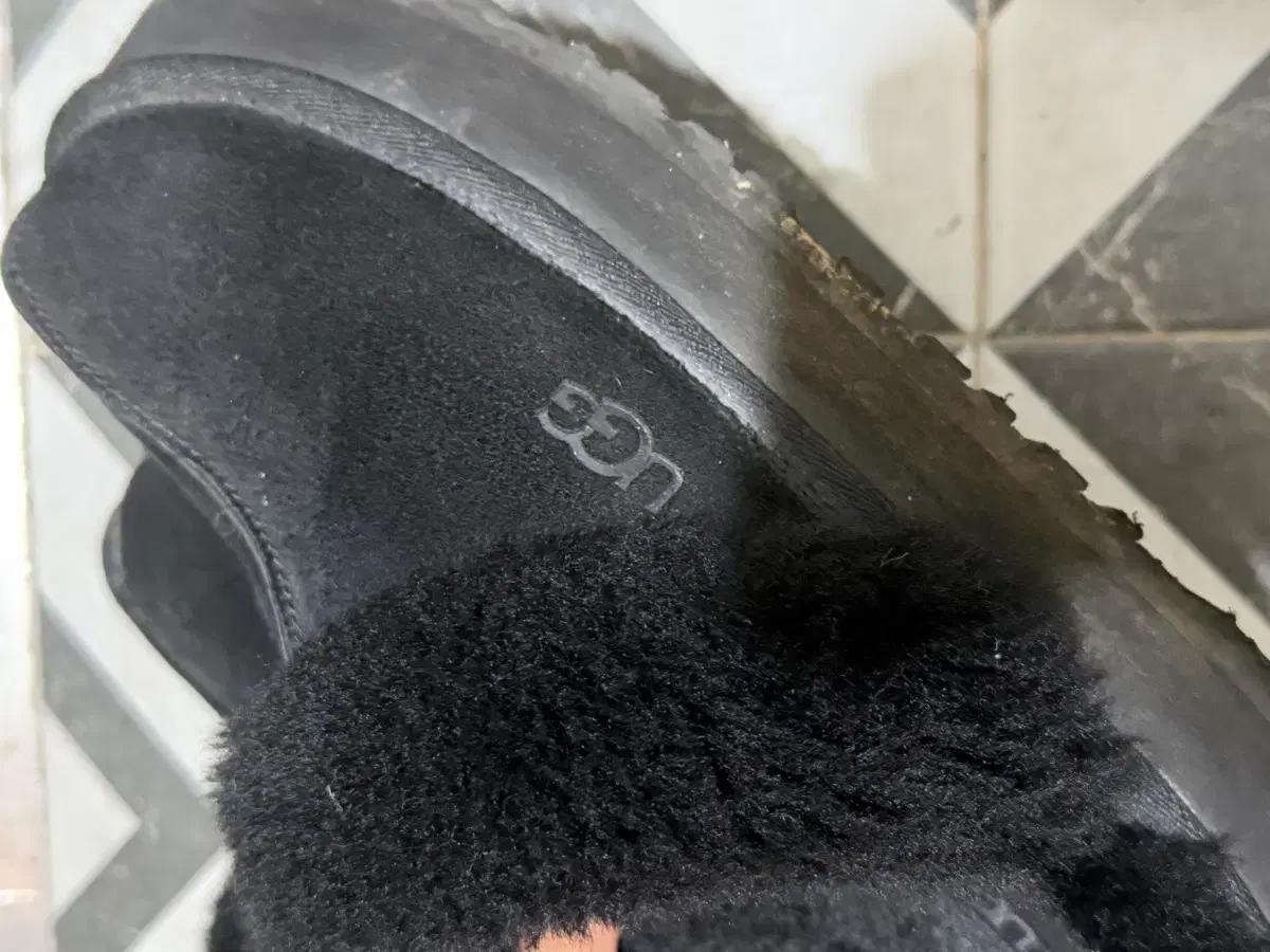 UGG 어그 블랙 퍼 슬리퍼