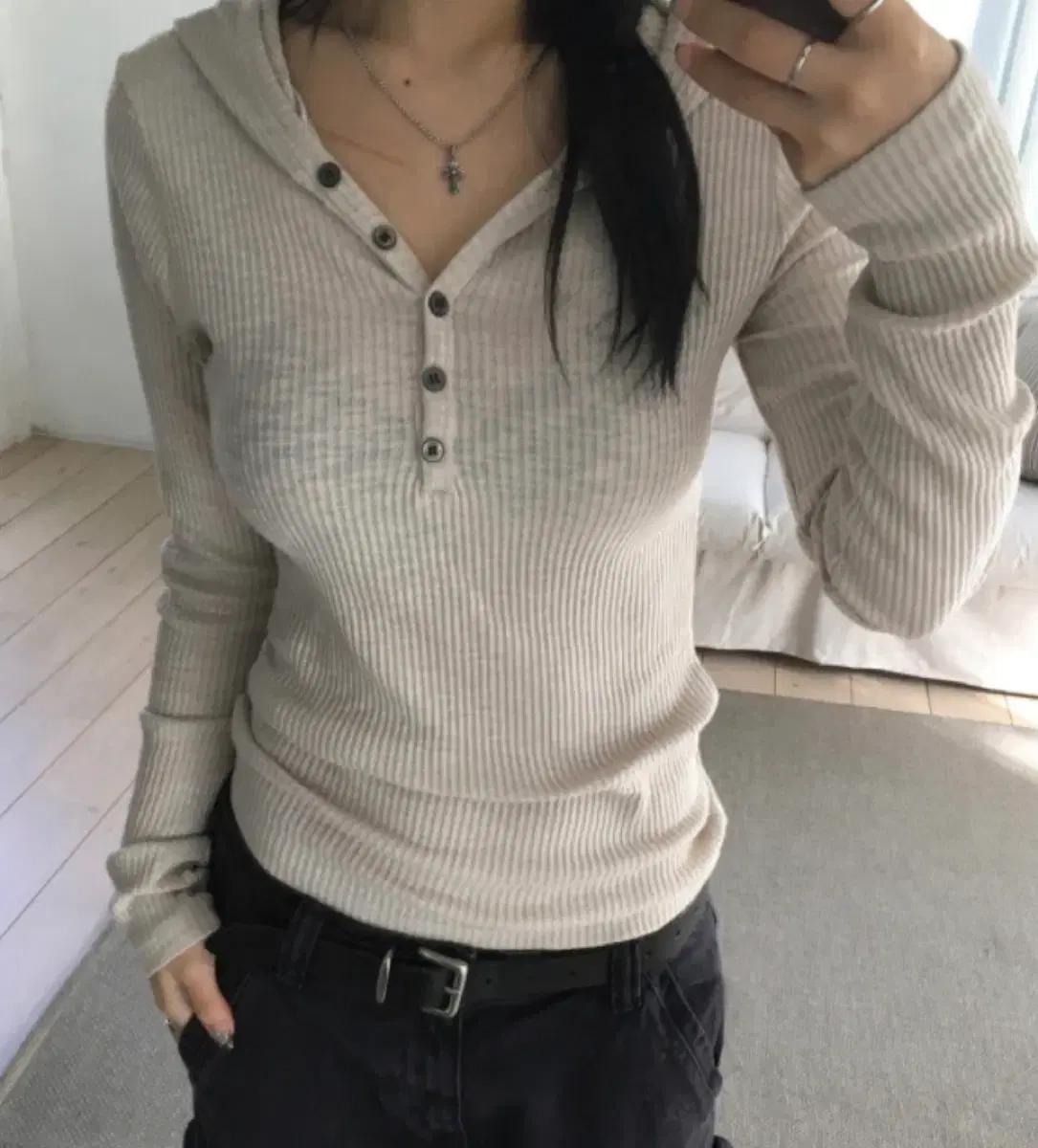이즈이즈 버튼후디 베이지 rib Button Hoodie
