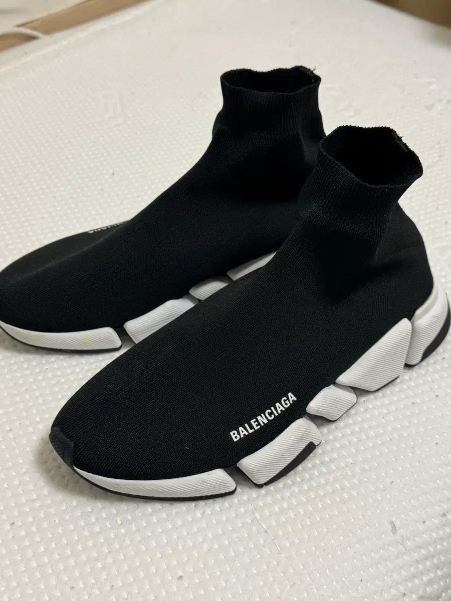 발렌시아가 스피드러너 블랙 285