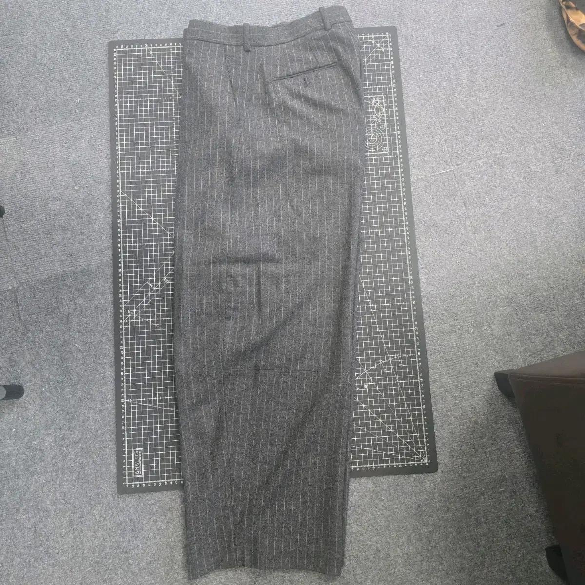 해칭룸 와이드 커브 스트라이프 울 트라우저 4