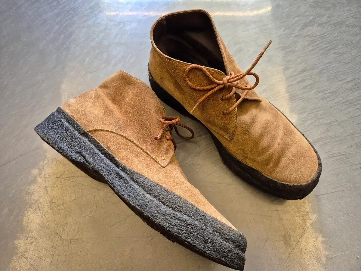 265>old Ferragamo chukka boots