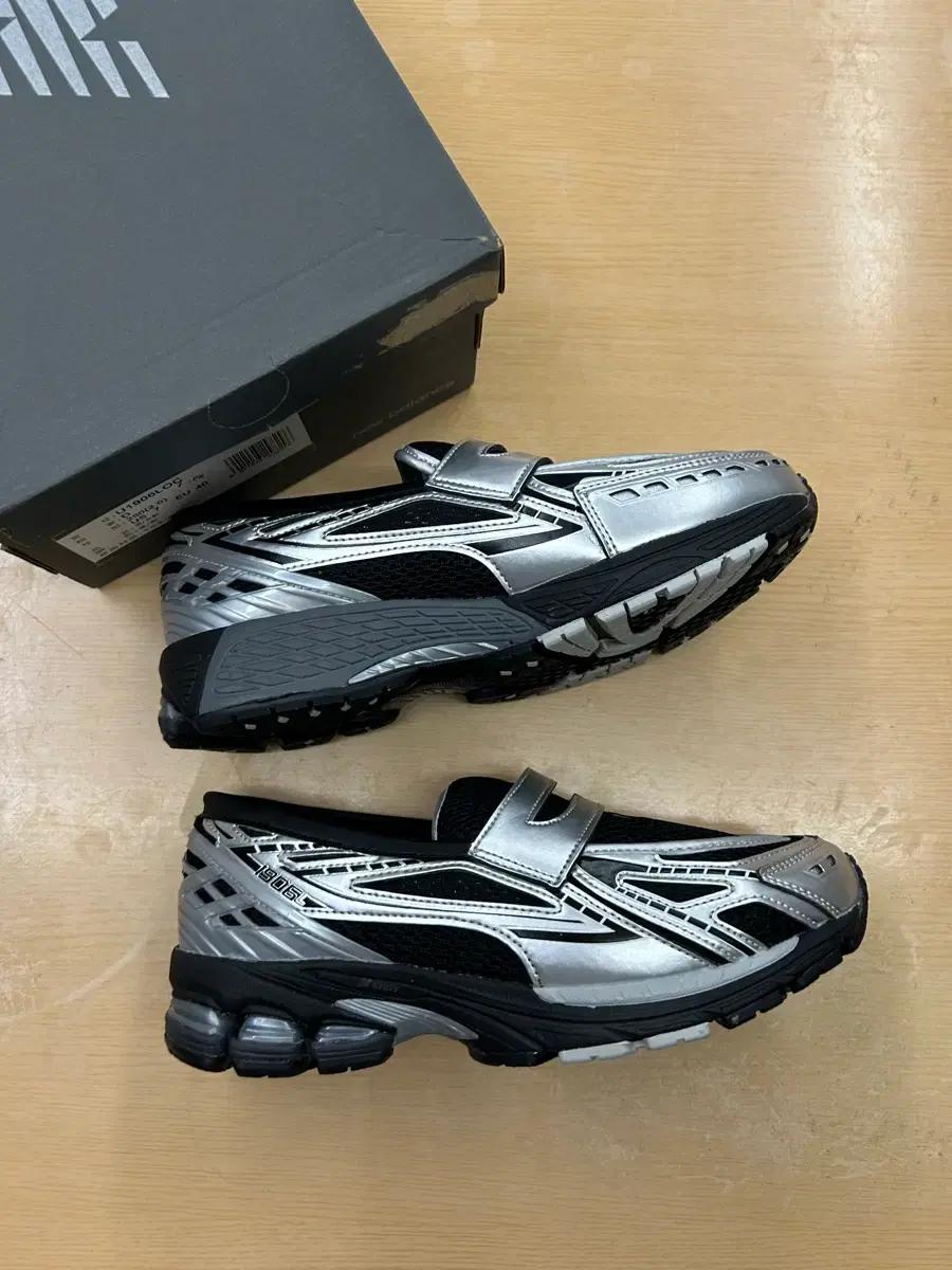 (새상품) 250 뉴발란스 1906L 실버 메탈릭 블랙