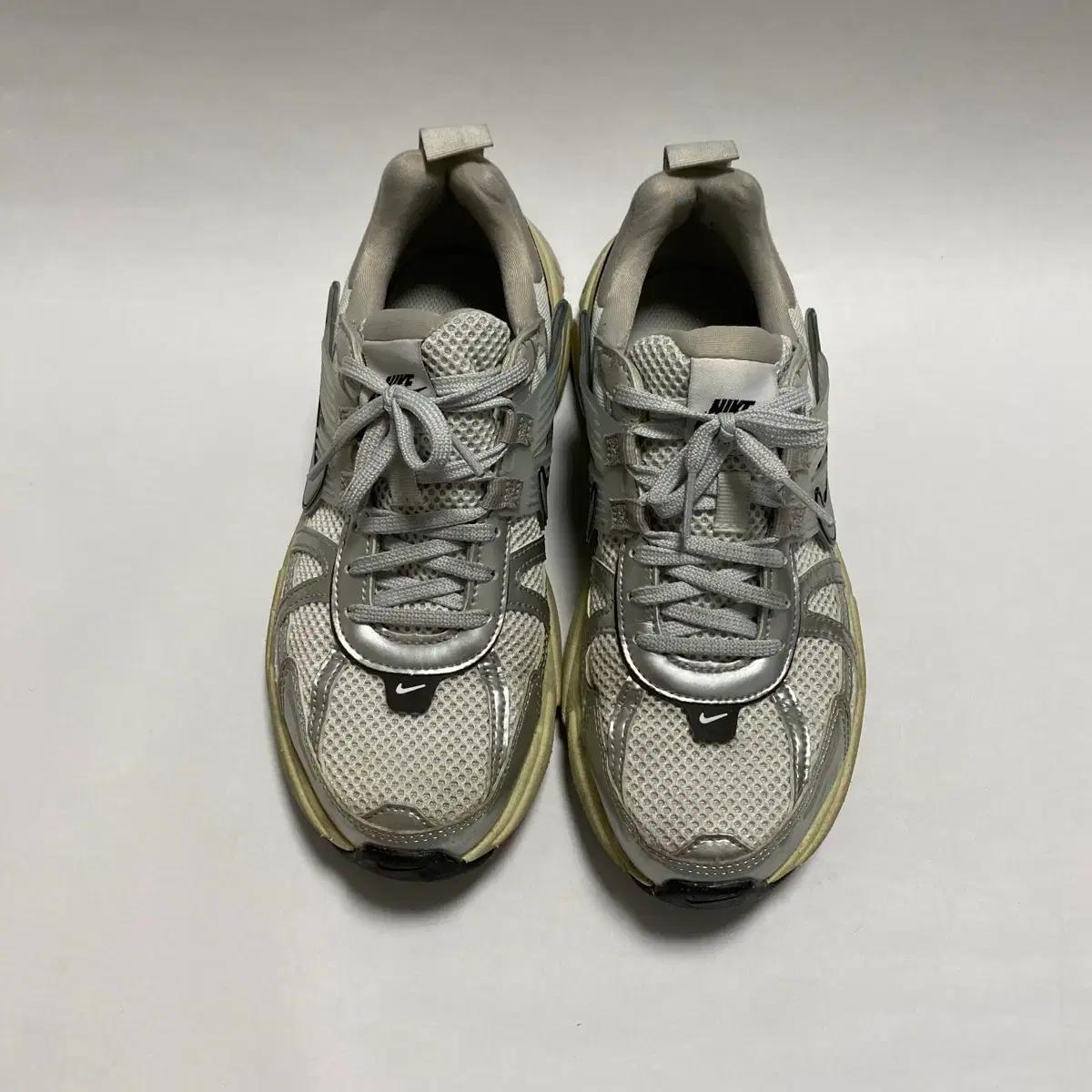 나이키 V2K 런 실버 240 사이즈