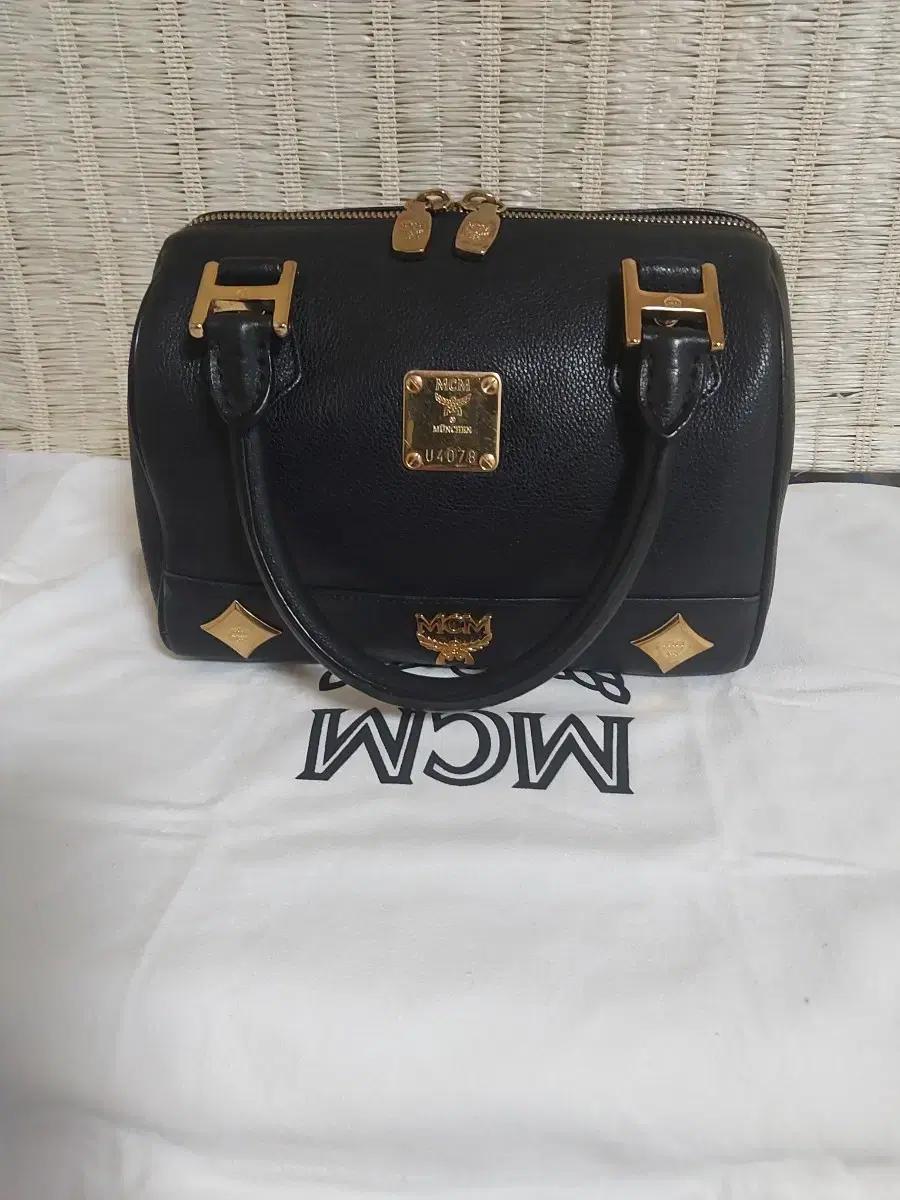 정품)MCM 블랙 가죽 미니 보스턴백