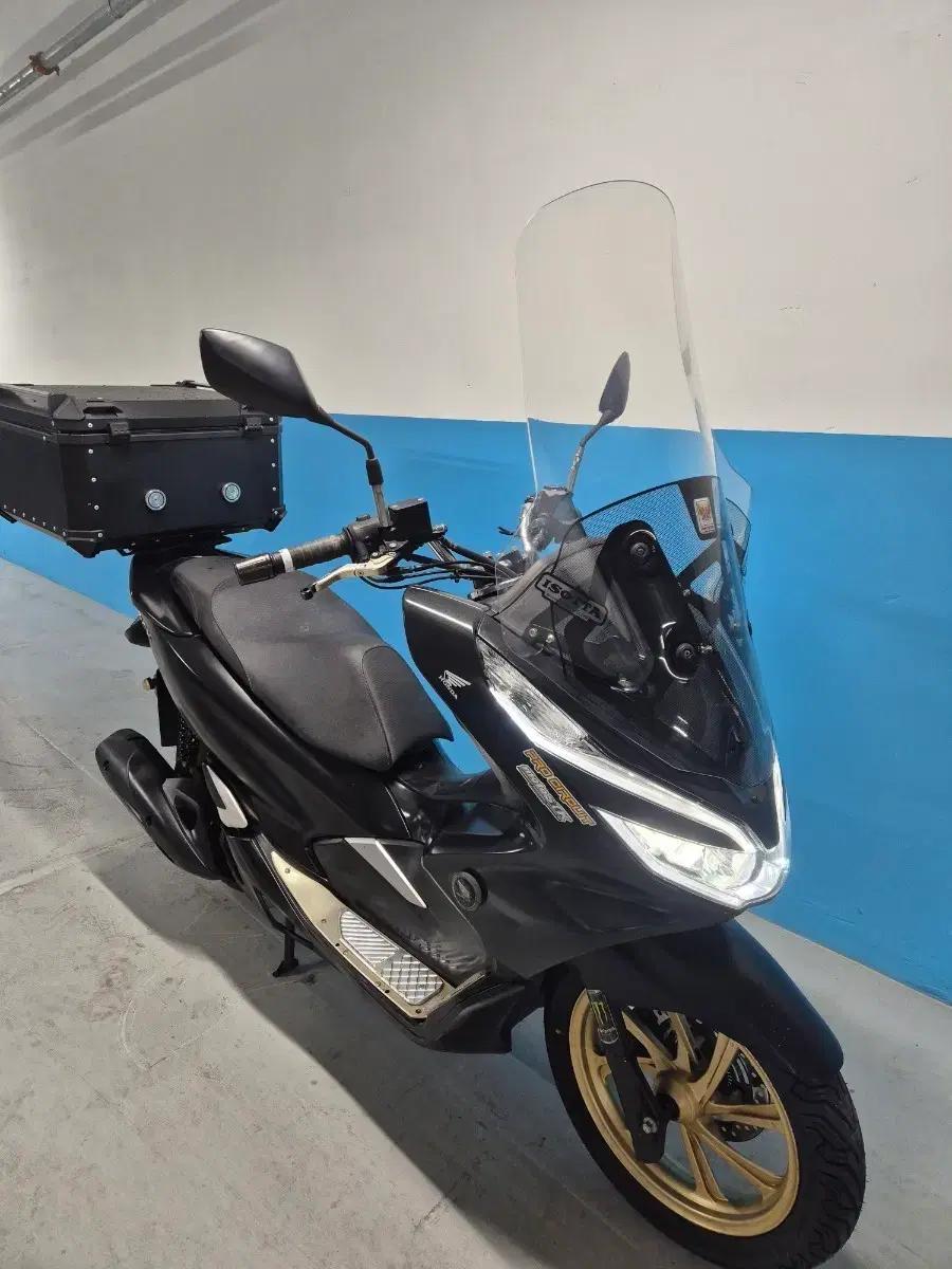 혼다 PCX150 20년식 블랙 금장 ABS오토바이 탑박스 이소타 팝니다