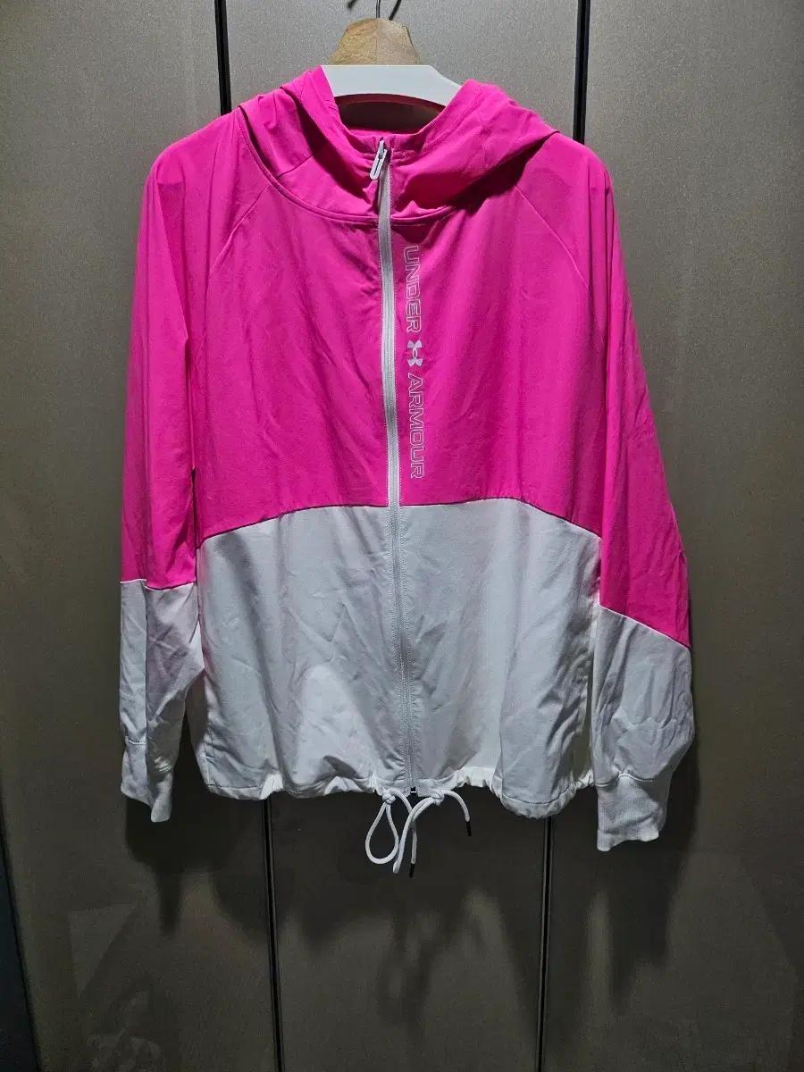 언더아머 정품 핑크/화이트 후드 바람막이 공용 110사이즈 무료배송