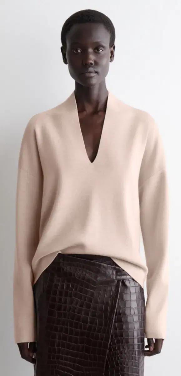 (새상품) 코스 cos 드레이프 울 브이넥 니트 베이지 M