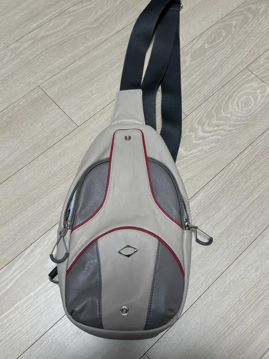 미스치프 슬링백