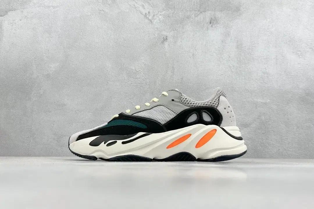Yeezy Boost 700 V2 오리지널 코디 스니커즈입니다.