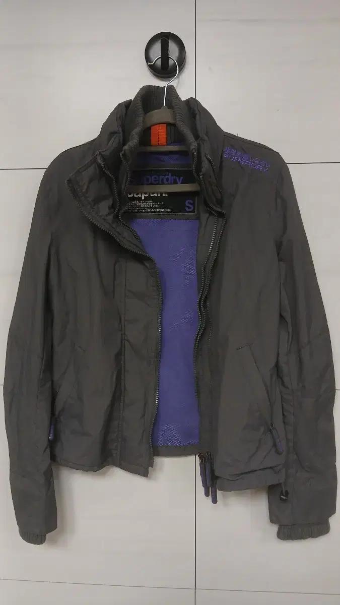 정품 superdry 슈퍼드라이 바람막이 S 사이즈