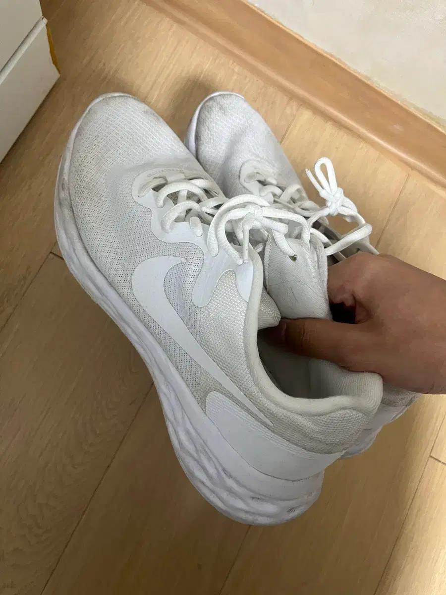나이키 레볼루션 275 운동화 런닝화 화이트