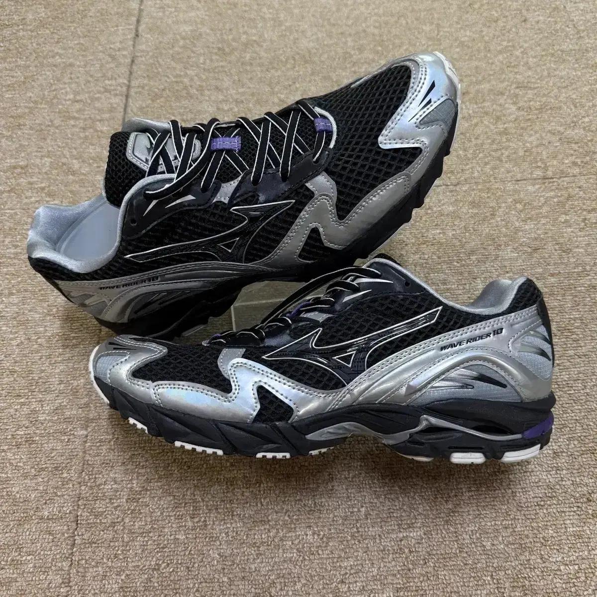 미즈노 Mizuno 러닝화 스니커즈 검은 컬러 판매 280 US 10