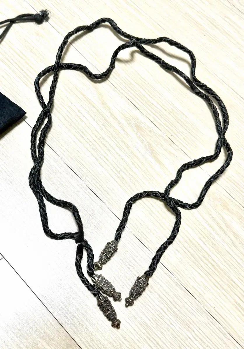 크롬하츠(Chrome Hearts) 브랜드의 레더 브레이드 볼로 타이(L
