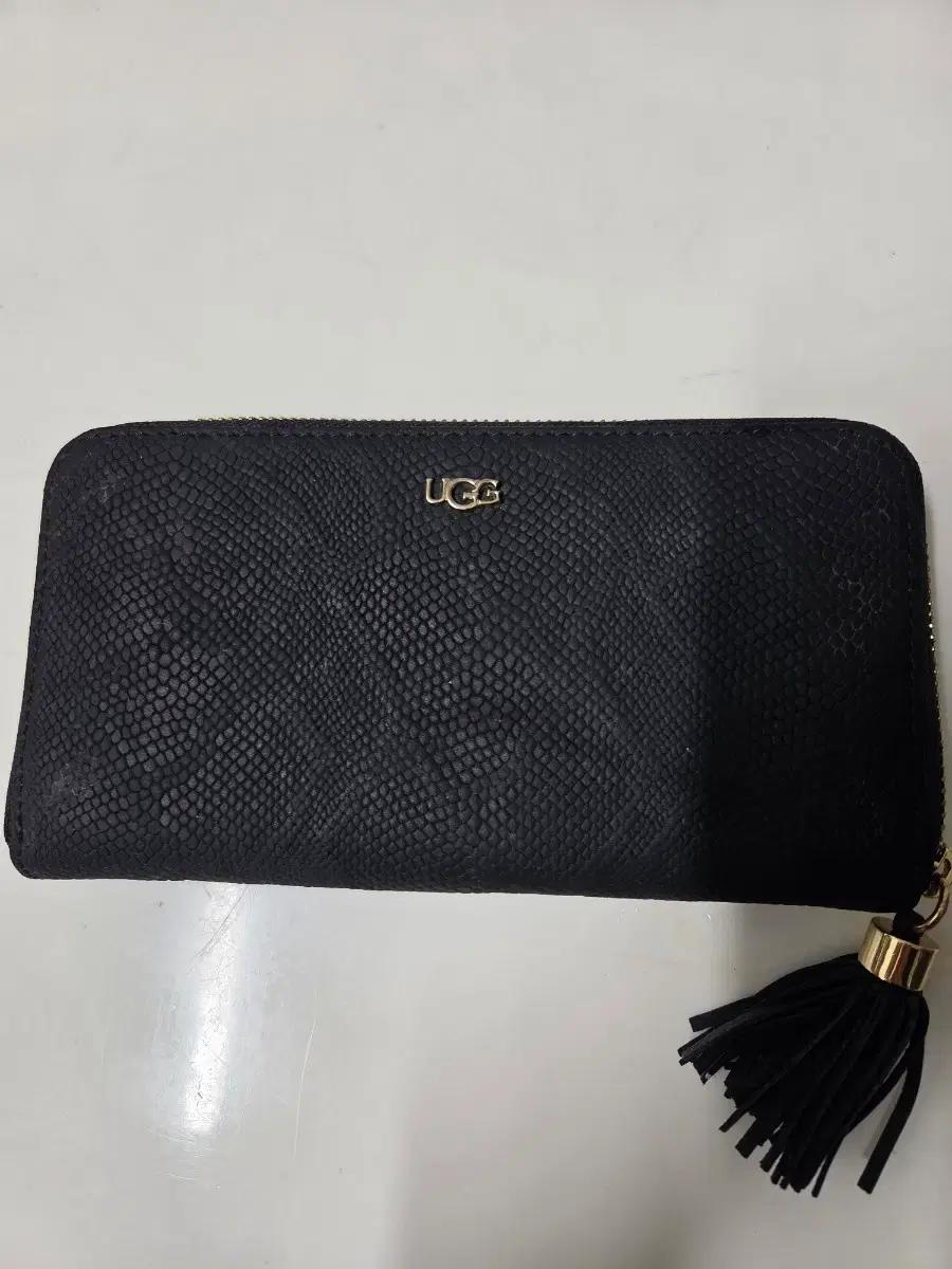 UGG 블랙 뱀피 장지갑