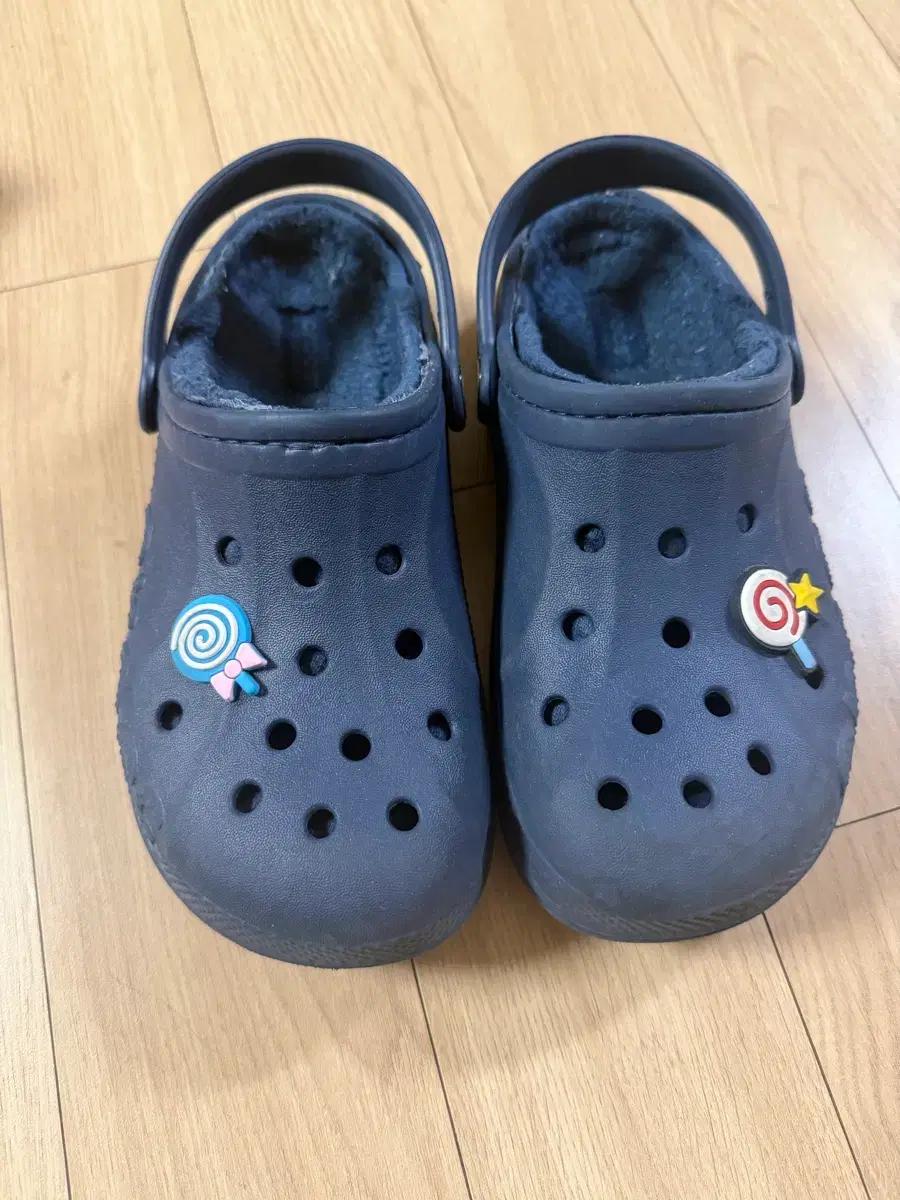 유아동 크록스 털 슬리퍼 네이비색 지비츠 장식