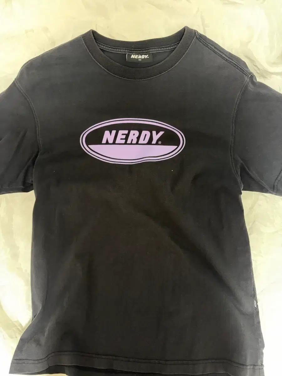 널디 NERDY 블랙 반팔 티셔츠