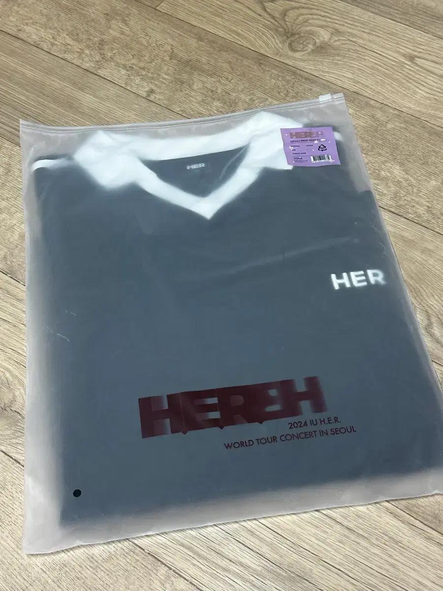 아이유 2024 HEREH 콘서트 MD 카라스웻셔츠